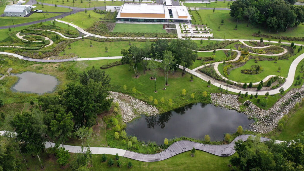 a park with a pond and a building in Bonnet Springs Park